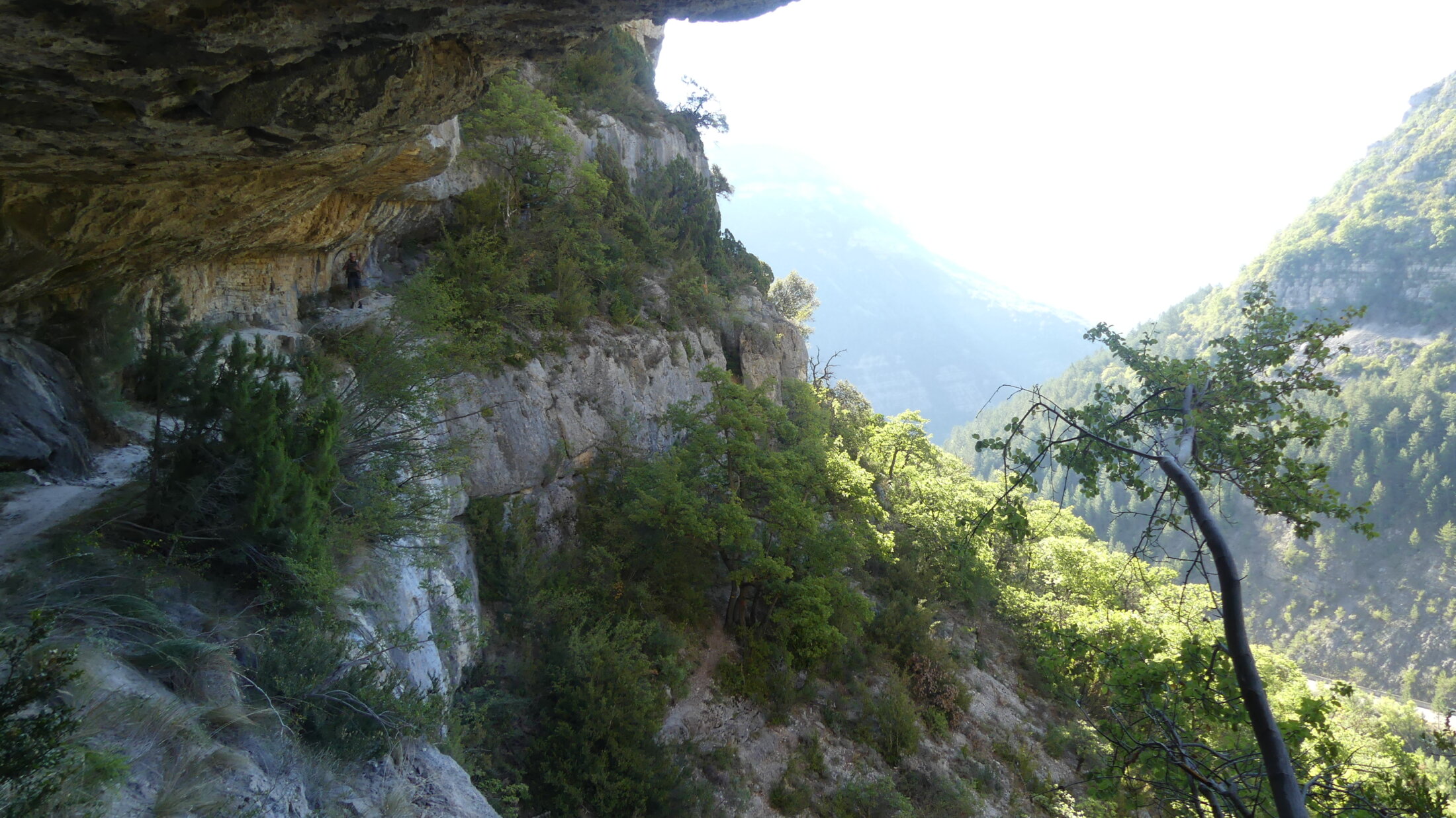 un passage sous roche "aisé" sauf si on a le vertige