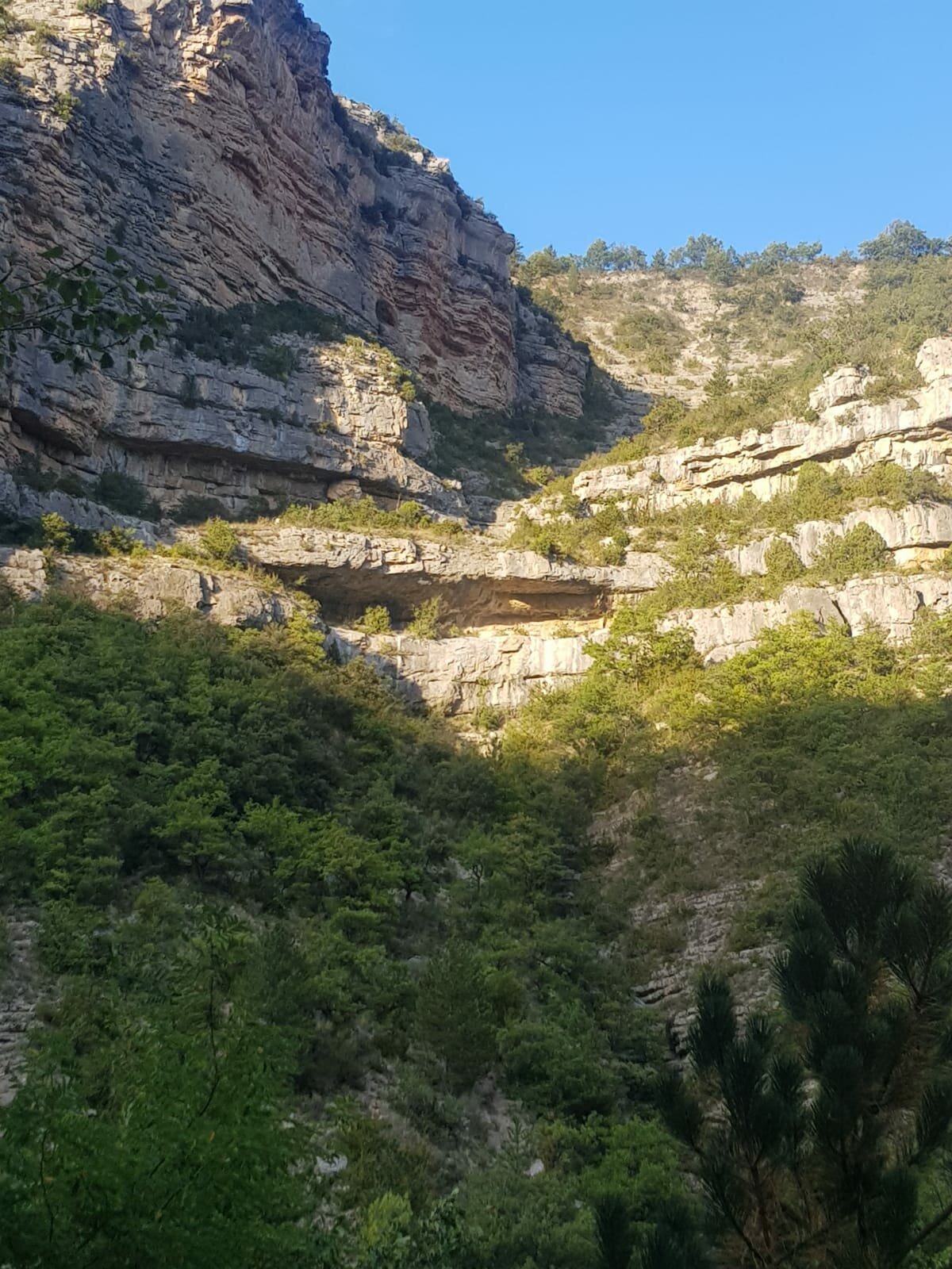 Le rocher du Caire vu des bords de l'Oulle