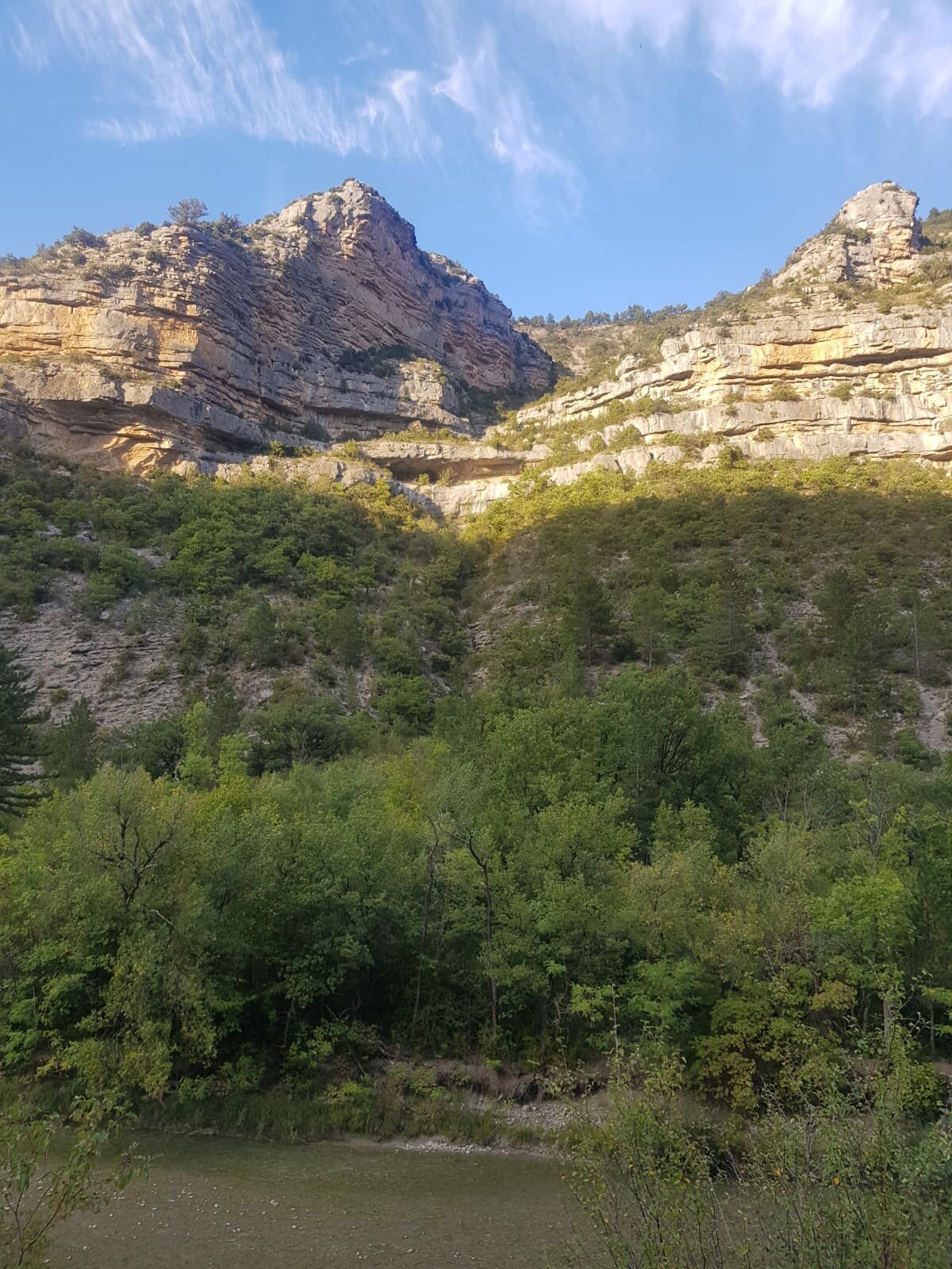 Le rocher du Caire vu des bords de l'Oulle