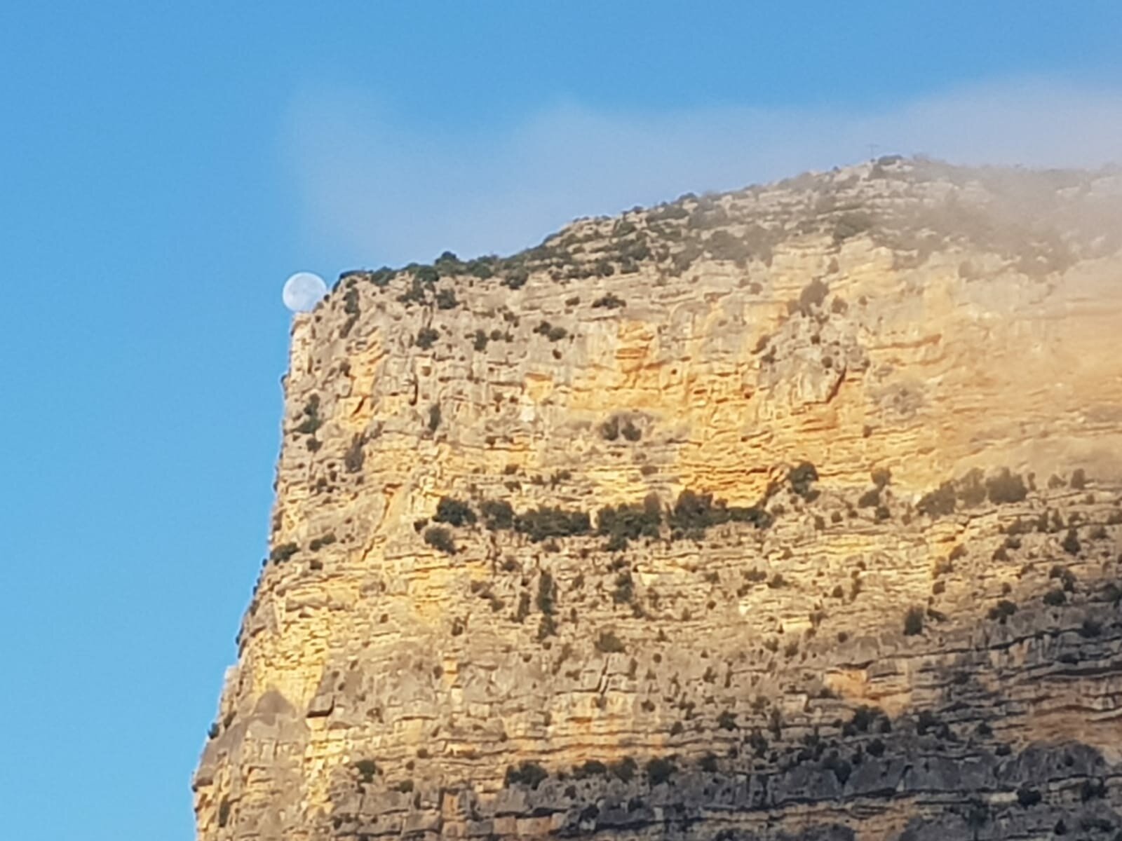 Falaise-de-lune (rocher de la Lauze au petit matin)
